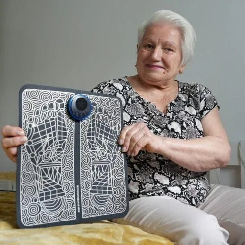 Carmen sujetando el aparato en su casa